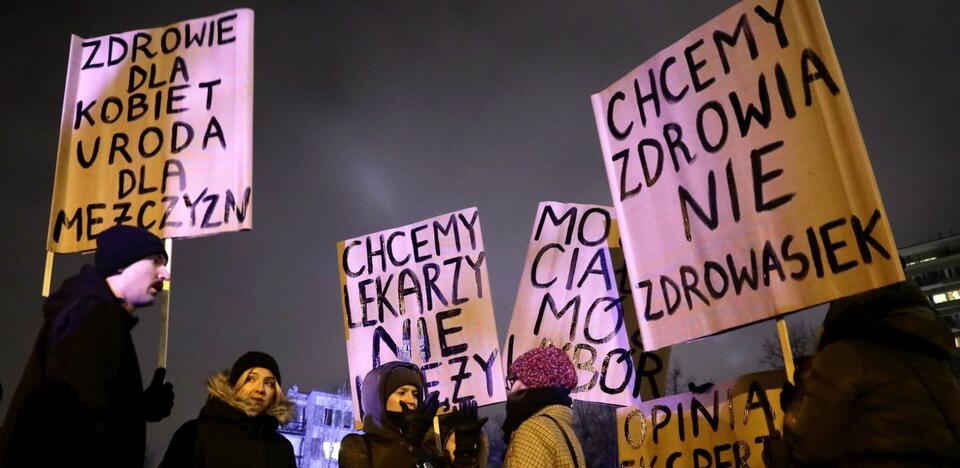 Skrajne i wulgarne środowiska przejęły kontrolę nad opozycją. Protest przed Sejmem / autor: PAP/Tomasz Gzell
