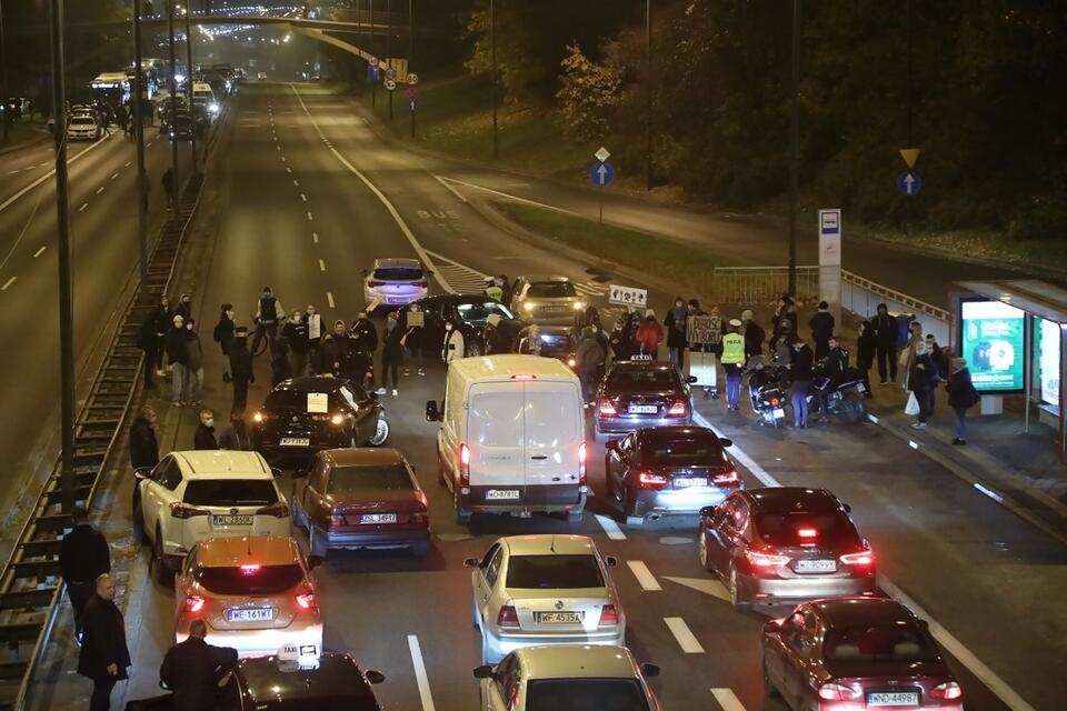 Uczestnicy protestu blokują ruch na Trasie Łazienkowskiej w Warszawie / autor: PAP/Wojciech Olkuśnik