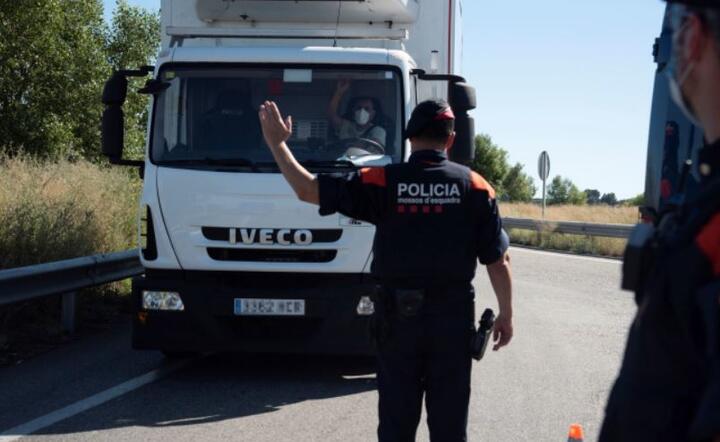 Katalońscy policjanci regionalni kontrolują pojazd w punkcie kontroli w regionie El Segria,  04 bm / autor: PAP/EPA/RAMON GABRIEL