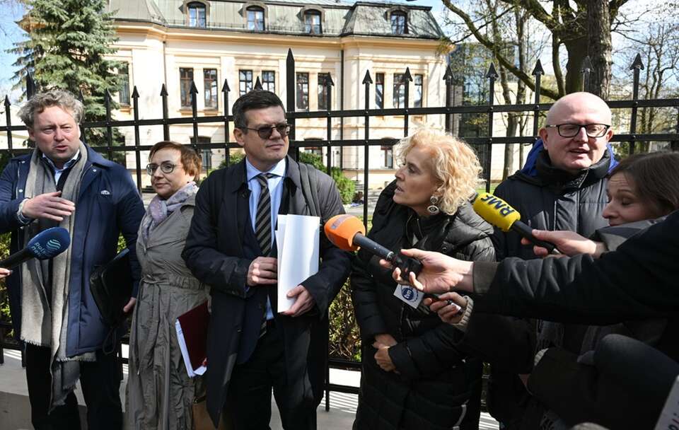 Krystian Markiewicz wraz z grupą pozostałych osób, które nie złożyły ważnego ślubowania, podczas briefingu przed siedzibą TK / autor: PAP/Radek Pietruszka