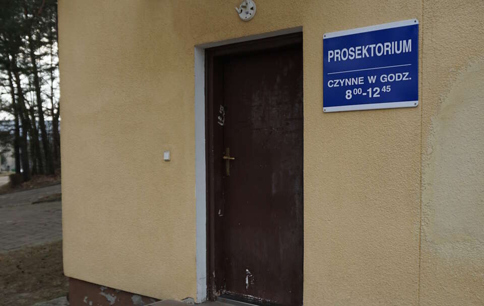 Dramat rodzin zmarłych. W stolicy czekają na sekcję miesiąc