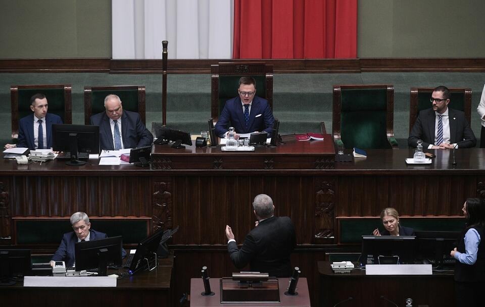 Marszałek Sejmu Szymon Hołownia i poseł Konfederacji Grzegorz Braun na sali obrad izby / autor: PAP/Marcin Obara