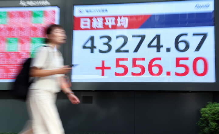 W Azji potężne wzrosty notuje dziś zarówno głowny indeks giełdy w Japonii - Nikkei  - 1,6 proc.(na zdjęciu), jak i Hang Seng (+1,9 proc.) / autor: PAP/EPA/JIJI PRESS