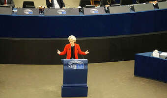 Dwie umowy. "Nie ma mowy o zerwaniu relacji z Moskwą"