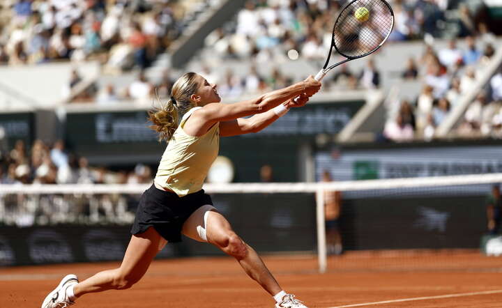 Maja Chwalińska na korcie w Paryżu w meczu finałowym Rolland Garros / autor: PAP/ EPA/YOAN VALAT