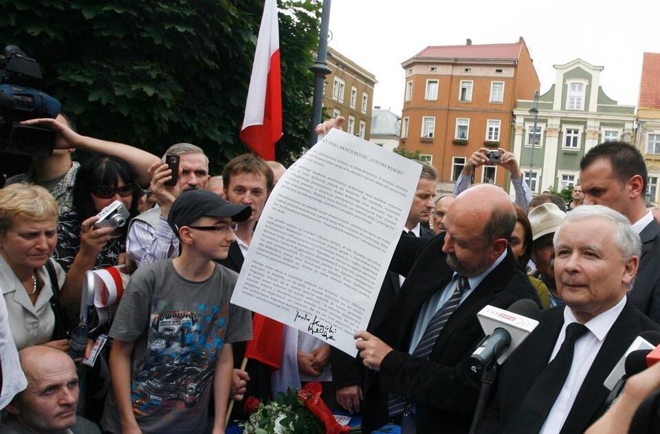 Prezes PiS Jarosław Kaczyński i europoseł PiS, prof. Ryszard Legutko podczas konferencji prasowej na Rynku, przed wałbrzyskim Ratuszem, 4 bm. podpisali deklarację „Uczciwe wybory”. Fot.  PAP/Adam Hawałej 