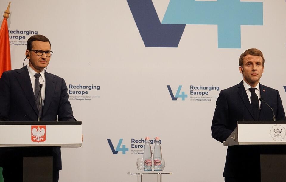 Premier Mateusz Morawiecki i prezydent Francji Emmanuel Macron w Budapeszcie. W 2021 r. francuski przywódca spotkał się w węgierskiej stolicy z szefami rządów państw Grupy Wyszehradzkiej / autor: Francja