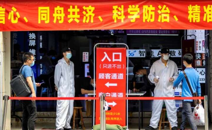Ochrona sprawdza odwiedzających na znanym na całym świecie rynku elektroniki Shenzhen w Shenzhen w prowincji Guangdong w Chinach / autor: PAP/EPA/ALEX PLAVEVSKI