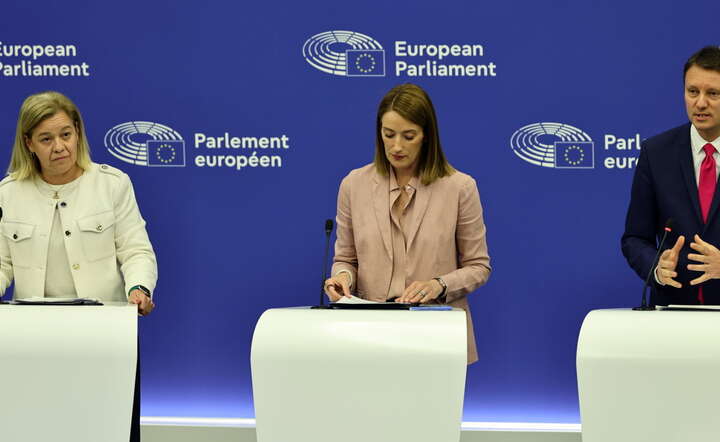 Przewodnicząca Parlamentu Europejskiego Roberta Metsola (środek), współsprawozdawcy Carla Tavares (po lewej) i Siegfried Muresan przemawiają na konferencji prasowej na temat stanowiska Parlamentu w sprawie długoterminowego budżetu UE na lata 2028–2034 w Parlamencie Europejskim w Strasburgu we Francji, 28 kwietnia 2026 r. / autor: PAP