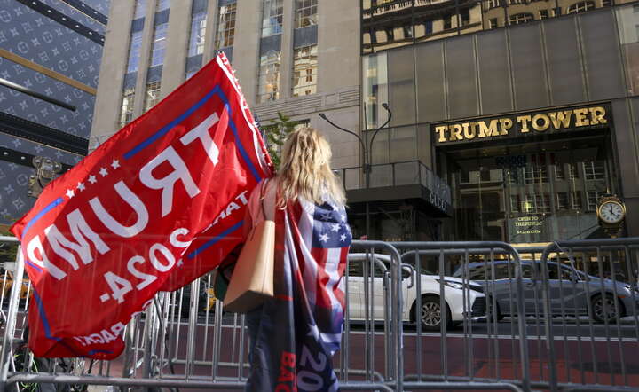 Zwolenniczka Donalda Trumpa u wejścia do Trump Tower w Nowym Jorku / autor: PAP/EPA/SARAH YENESEL