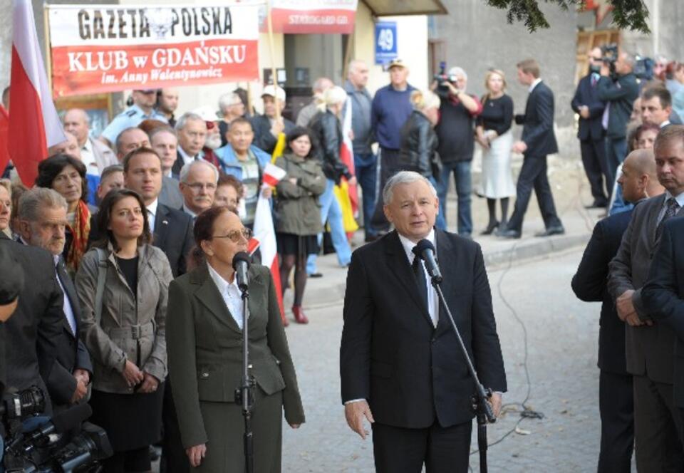 Jarosław Kaczyński i Joanna Duda-Gwiazda podczas konferencji prasowej przed domem Anny Walentynowicz w Gdańsku, 6 bm. PAP