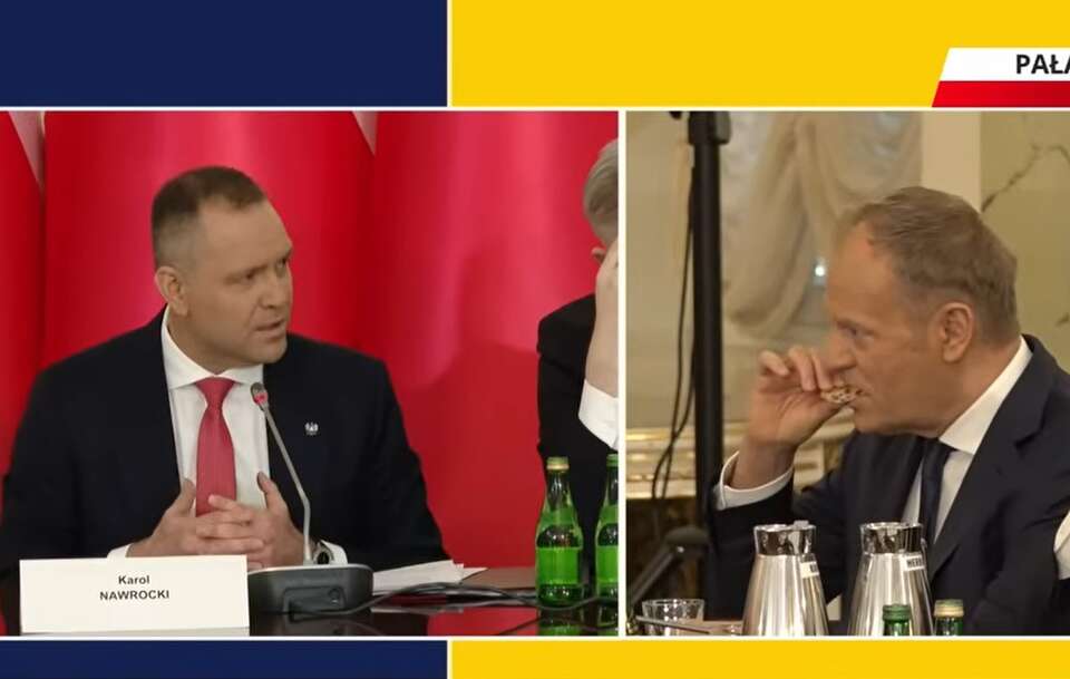 Tusk podczas przemówienia prezydenta... jadł ciastka