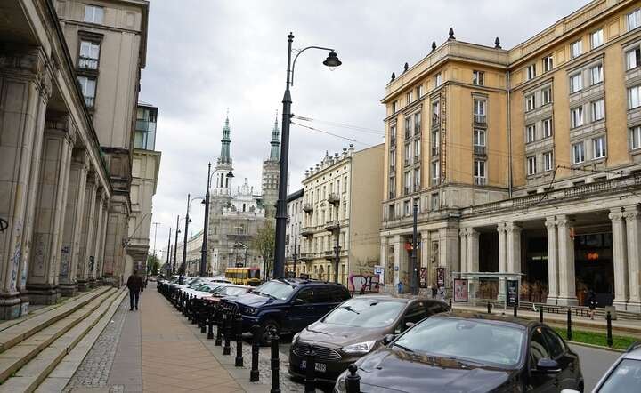 Przyszły meczet (budynek po prawej) będzie bezpośrednio sąsiadował z kościołem na placu Zbawiciela (na zdjęciu w głębi) / autor: Fratria / MK