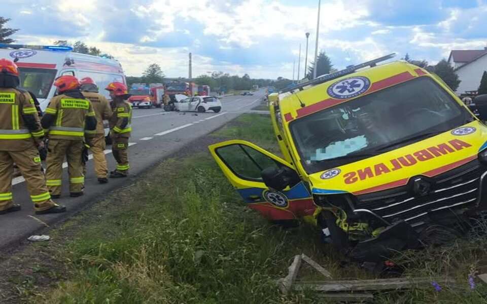 Wypadek z udziałem karetki. Są ranni, lądował śmigłowiec LPR