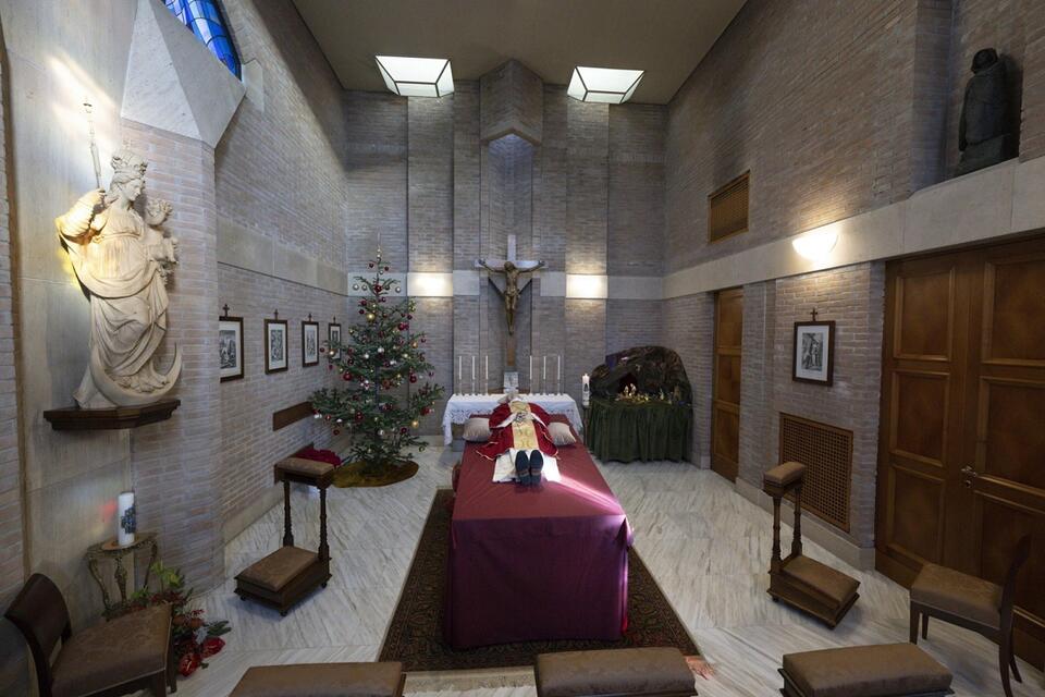 Ciało zmarłego papieża emeryta Benedykta XVI wystawione w kaplicy domu Mater Ecclesiae w Ogrodach Watykańskich / autor: PAP/EPA/VATICAN MEDIA HANDOUT