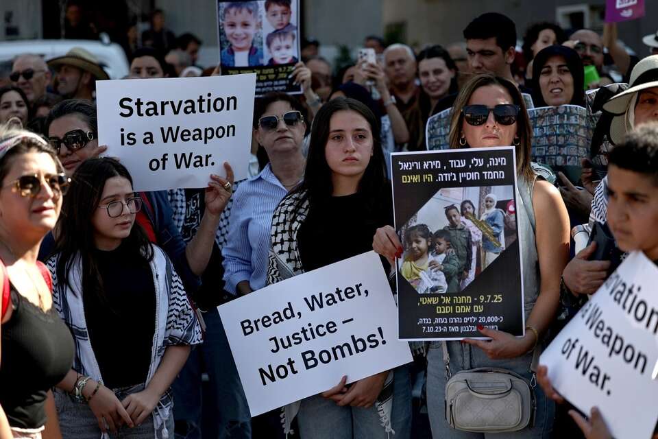 Arabscy obywatele Izraela protestują przeciwko wojnie w Strefie Gazy, domagając się zezwolenia na pomoc humanitarną / autor: PAP/EPA