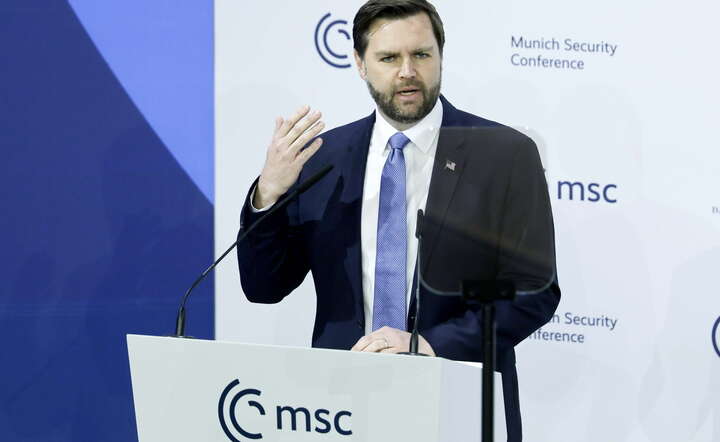 Wiceprezydent USA J.D. Vance przemawia na Monachijskiej Konferencji Bezpieczeństwa / autor: PAP/EPA/RONALD WITTEK 