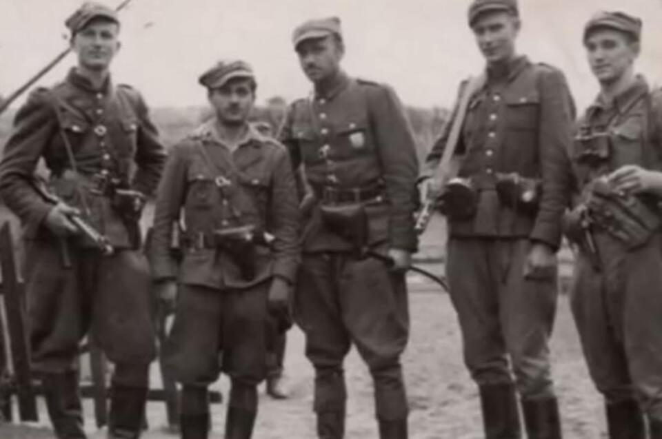 youtube.pl: mjr. Szendzielorz; drugi od lewej