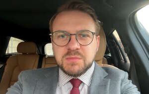 europoseł Jacek Ozdoba komentuje opinię biegłego ws. stanu zdrowia Zbigniewa Ziobry  / autor: Telewizja wPolsce24