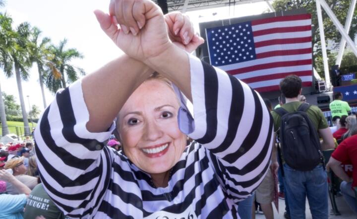 Karykatura Hillary Clinton w więziennym "pasiaku" na wiecu wyborczym Donalda Trumpa, fot. PAP/EPA/Cristobal Herrera