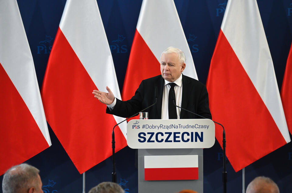 Prezes Prawa i Sprawiedliwości Jarosław Kaczyński podczas spotkania z mieszkańcami miasta na Uniwersytecie Szczecińskim. / autor: PAP/Marcin Bieleck