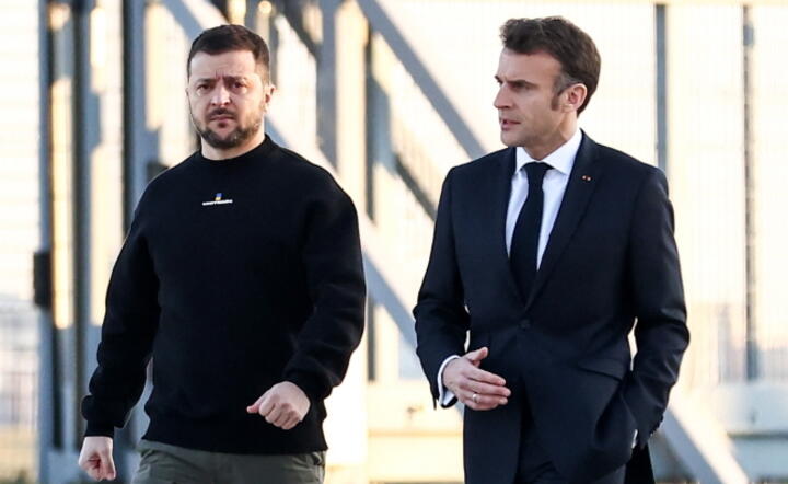Prezydent Emmanuel Macron obok prezydenta  Wołodymyra Zełenskiego przed wylotem do Brukseli na lotnisku wojskowym Villacoublay w Velizy-Villacoublay, Francja, 9 lutego  / autor: PAP/EPA/Mohammed Badra / POOL