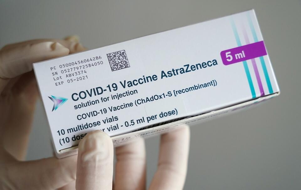 Szczepienie przeciw Covid-19 - preparat firmy AstraZeneca / autor: PAP/EPA/Sean Gallup / POOL