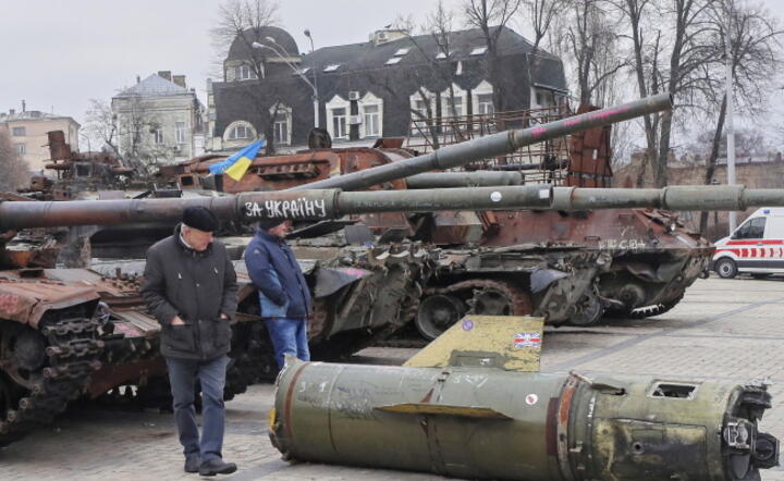 Wystawa zniszczonego sprzętu rosyjskiego wojska w Kijowie / autor: PAP/EPA/SERGEY DOLZHENKO