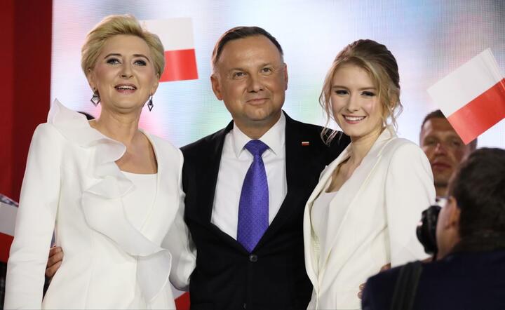 prezydent Andrzej Duda (C) wraz z małżonką Agatą Kornhauser-Dudą (L) i córką Kingą (P) / autor: PAP/Leszek Szymański