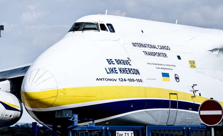 Ukraiński samolot An-124 „Rusłan” z transportem amunicji na lotnisku w Lipsku  / autor: PAP/EPA/FILIP SINGER