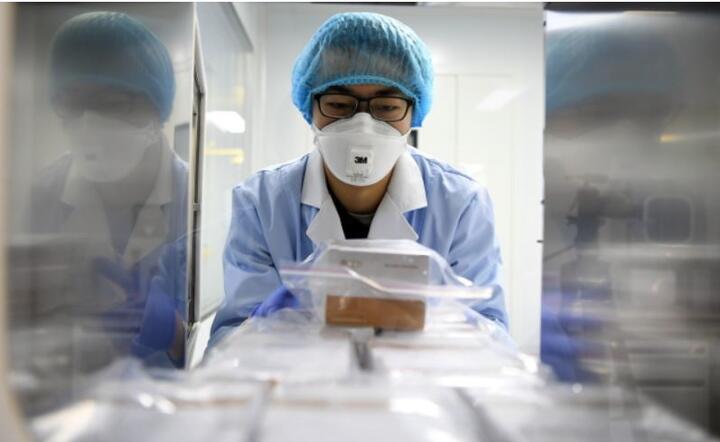 Chińscy naukowcy przygotowują odczynniki do wykrywania koronawirusa 2019-nCoV / autor: PAP/EPA/MA PING