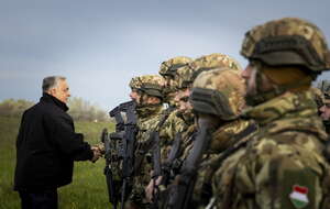 Na zdjęciu premier Węgier Viktor Orban witający żołnierzy podczas inspekcji ochrony wojskowej gazociągu TurkStream / autor: PAP/EPA