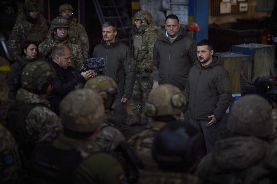 Na zdjęciu prezydent Ukrainy W. Zełenski odwiedza żołnierzy na froncie, w mieście Bachmut / autor: PAP/EPA/UKRAINIAN PRESIDENTIAL PRESS SERVICE HANDOUT