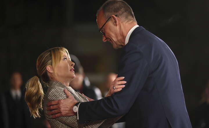 Wizyta premier Giorgii Meloni (L) w Berlinie, gdzie witał ją kanclerz Niemiec Friedrich Merz / autor: PAP/EPA/HANNIBAL HANSCHKE
