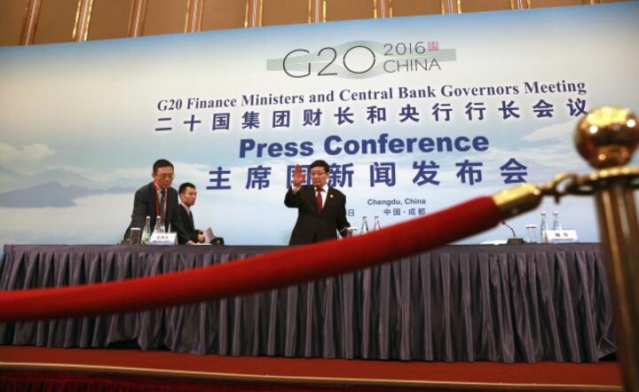 Chiński minister finansów Lou Jiwei (na konferencji prasowej po szczycie G20, fot. PAP/EPA/NG HAN GUAN