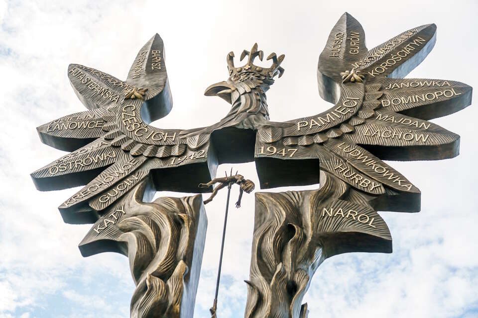 Pomnik ofiar rzezi wołyńskiej w Domostawie / autor: Fratria