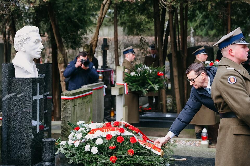 Premier Mateusz Morawiecki przy grobie Tadeusza Gajcego / autor: Twitter/@pisorgpl