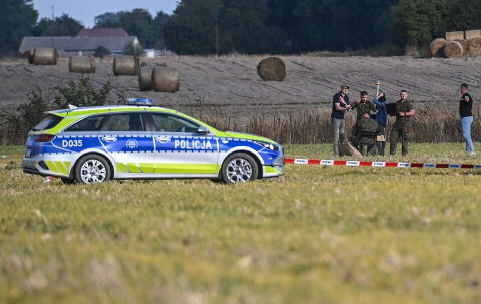 Wojska Obrony Terytorialnej Kraju w miejscu upadku rosyjskiego drona w miejscowości Wohyń / autor:  PAP/Wojtek Jargiło