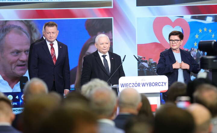 Wybory do Parlamentu Europejskiego 2024. Prezes PiS Jarosław Kaczyński (C), poseł Mariusz Błaszczak (L) i europoseł Beata Szydło (P) w sztabie wyborczym Prawa i Sprawiedliwości w Warszawie / autor: PAP/Rafał Guz