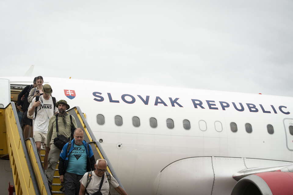 Ludzie ewakuowani z Bliskiego Wschodu na Słowacji / autor: PAP/EPA/JAKUB GAVLAK