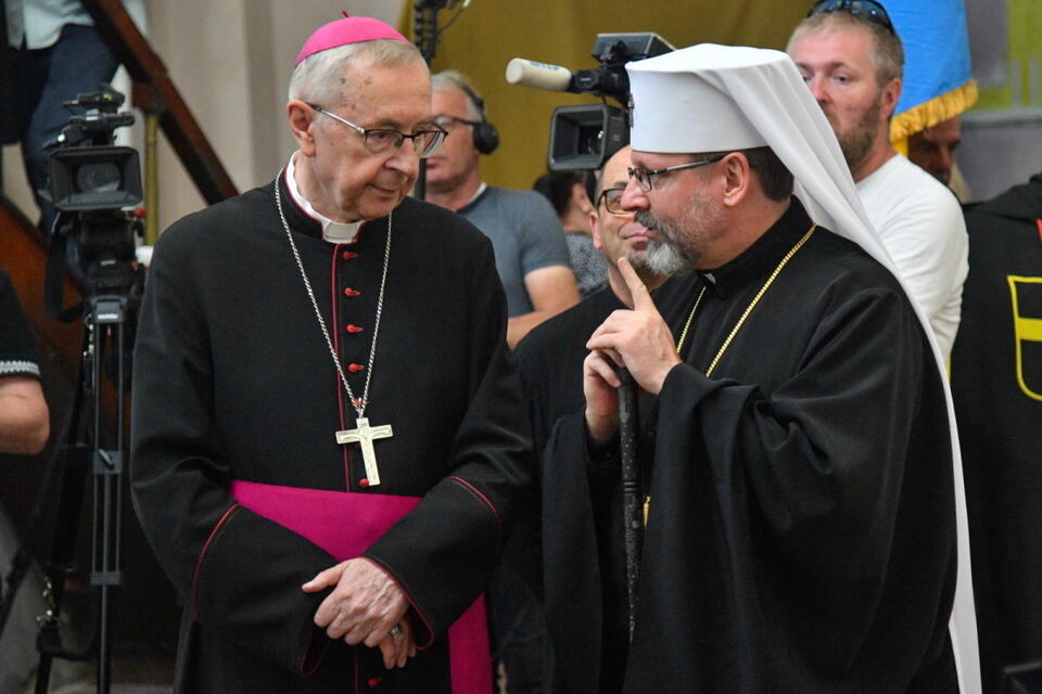 Przewodniczący KEP abp. Stanisław Gądecki i biskup Ukraińskiej Cerkwi Greckokatolickiej Jurijowycz Szewczuk w katedrze śś. Apostołów Piotra i Pawła w Łucku / autor: PAP/Radek Pietruszka