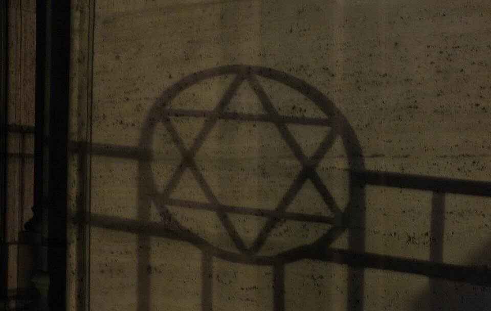 Gwiazda Dawida, cień ogrodzenia synagogi (zdj. ilustracyjne) / autor: Fratria