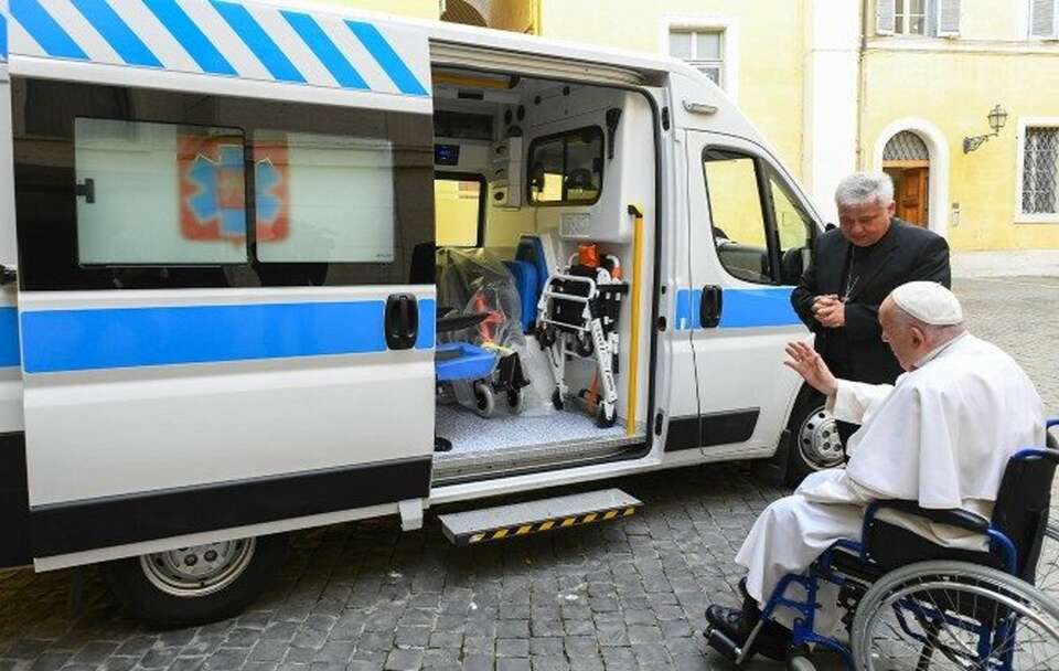 Franciszek błogosławi ambulans dla Ukrainy  / autor: Vatican News 