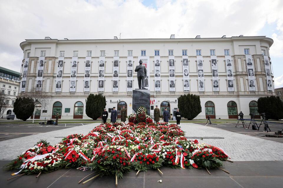 Pomnik śp. prezydenta Lecha Kaczyńskiego, dziś rano / autor: PAP/Leszek Szymański
