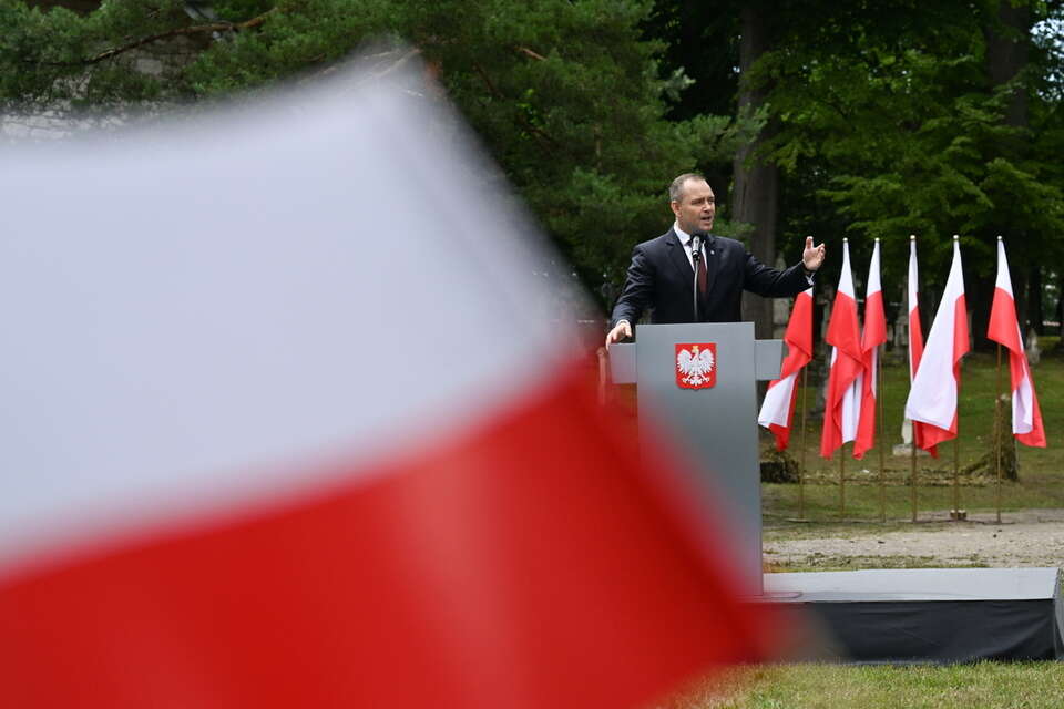 Prezydent RP Karol Nawrocki podczas uroczystych obchodów Narodowego Dnia Pamięci o Polakach – Ofiarach Ludobójstwa dokonanego przez OUN i UPA na ziemiach wschodnich II Rzeczypospolitej Polskiej, 11 bm. na terenie Zespołu Cerkiewnego w Radrużu / autor: PAP/Darek Delmanowicz