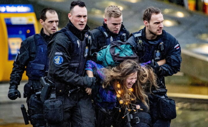 Holenderska policja usunęła siłą protestujących na amsterdamskim lotnisku / autor: PAP/EPA/ROBIN UTRECHT