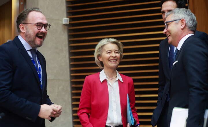 Ta trójka ma polityczne powody do świętowania: szefowa KE Ursula von der Leyen (C), komisarz UE ds. Energii Dan Jorgensen (L) i komisarz UE ds. klimatu Wopke Hoekstra (P) / autor: PAP/EPA/OLIVIER HOSLET