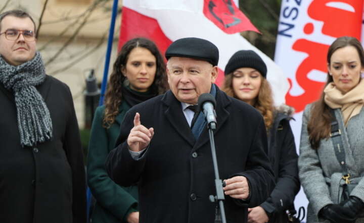 Prezes PiS Jarosław Kaczyński (C) podczas "Protestu Wolnych Polaków" przed siedzibą Trybunału Konstytucyjnego w Warszawie / autor: PAP/Paweł Supernak