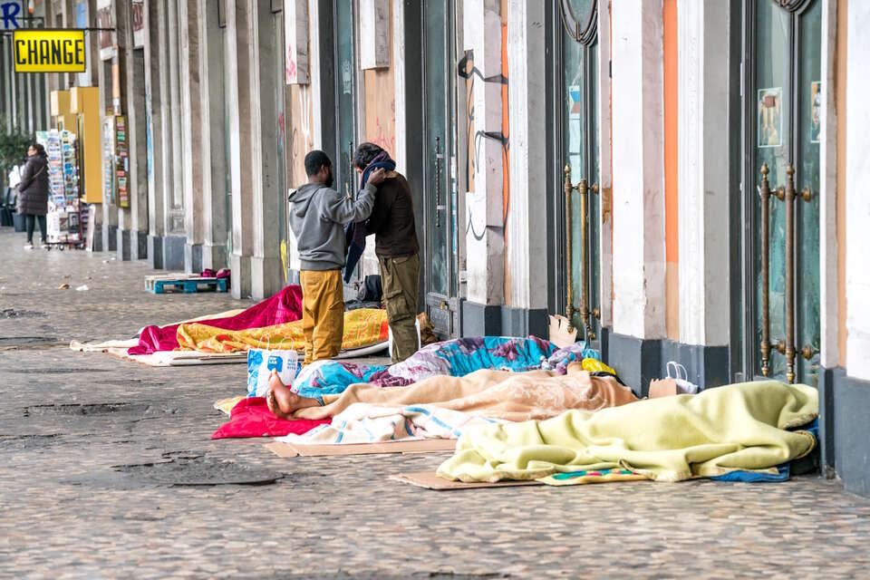 Polacy sprzeciwiają się przyjmowaniu nielegalnych imigrantów oraz chcą wypowiedzenia paktu migracyjnego / autor: Fratria