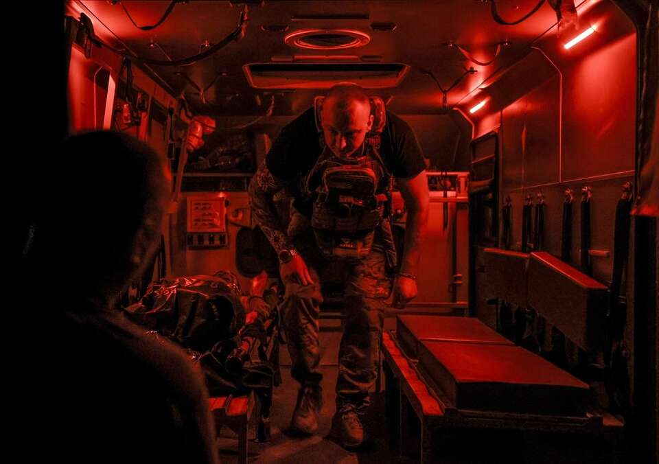 Zdjęcie 24. Brygady Zmechanizowanej Sił Zbrojnych Ukrainy - wojskowi medycy na obrzeżach miejscowości Czasiw Jar w obw. donieckim / autor: PAP/EPA/24TH MECHANIZED BRIGADE PRESS SERVICE HANDOUT